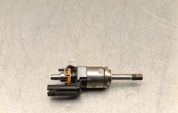 Volvo XC40 Fuel injector 32140073