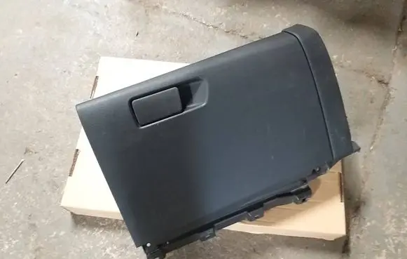 Glove box