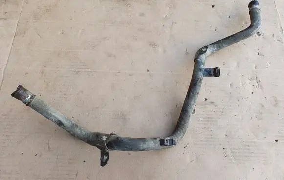 Volkswagen Golf II Engine coolant pipe/hose 027121065E