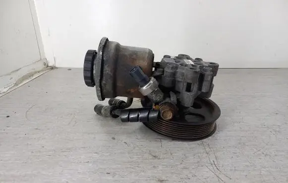 Toyota Avensis T250 Power steering pump U5M11190