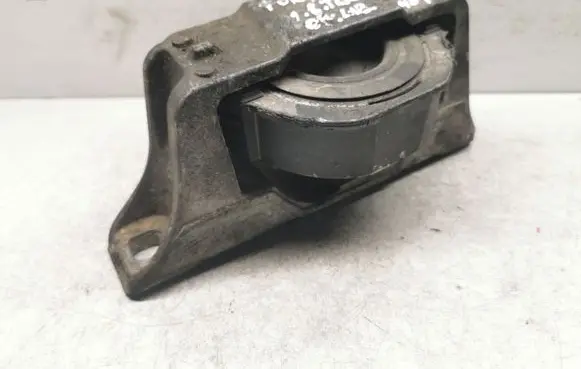 Engine mount bracket