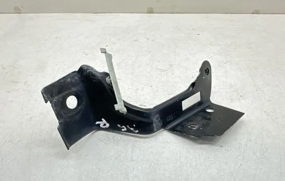 Volkswagen PASSAT B5 Fender mounting bracket 3B0821238
