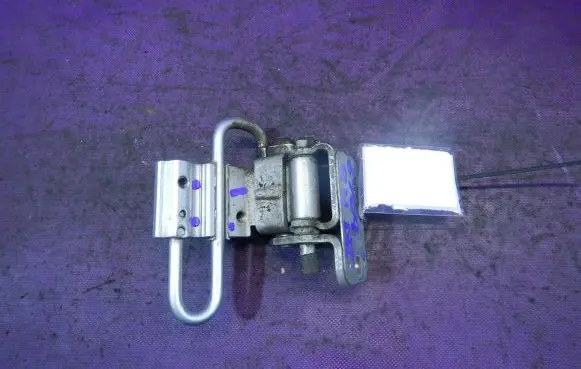 Audi A4 S4 B7 8E 8H Front door lower hinge 