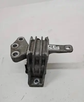 Opel Insignia A Engine mount bracket V06100