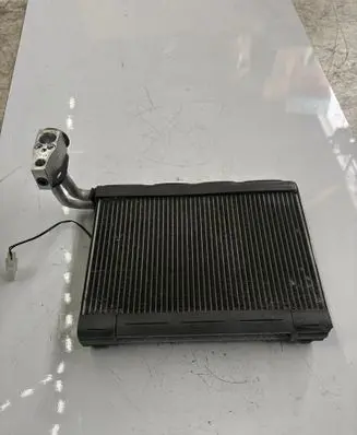 Mitsubishi L200 A/C cooling radiator (condenser) 