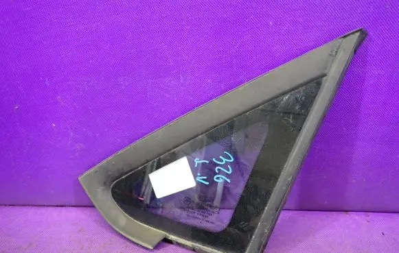 KIA Carens I Rear side window