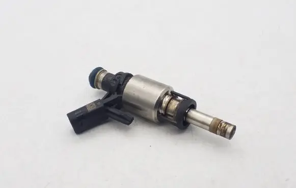 Volkswagen Jetta VI Fuel injector 06A906036C 0261500149