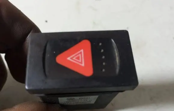 Volkswagen PASSAT B5.5 Hazard warning light relay 3B0953235D