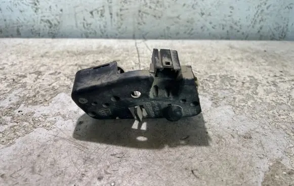 BMW 3 E46 Tail light bulb cover holder 388569L