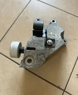 BMW 5 G30 G31 Engine mounting bracket 6864593