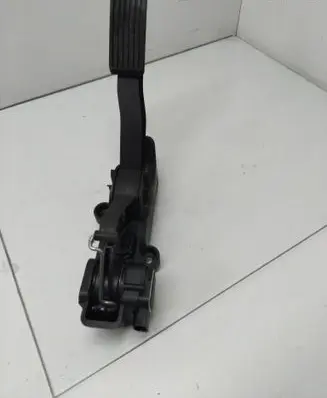 Mercedes-Benz B W245 Accelerator throttle pedal A1693000104 000344 240106