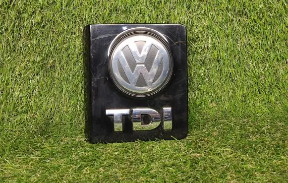 Volkswagen PASSAT B5.5 Engine cover (trim) 013426A 061638A