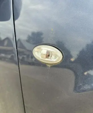 Front fender indicator light