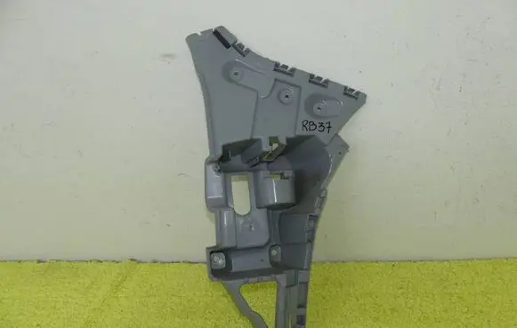 Rear bumper mounting bracket