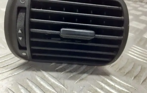 Seat Toledo II (1M) Dashboard air vent grill cover trim 8L0820901