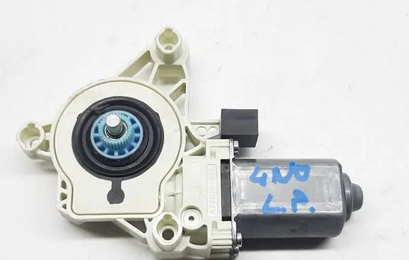 Volkswagen PASSAT B8 Front door window regulator motor 4K0959802