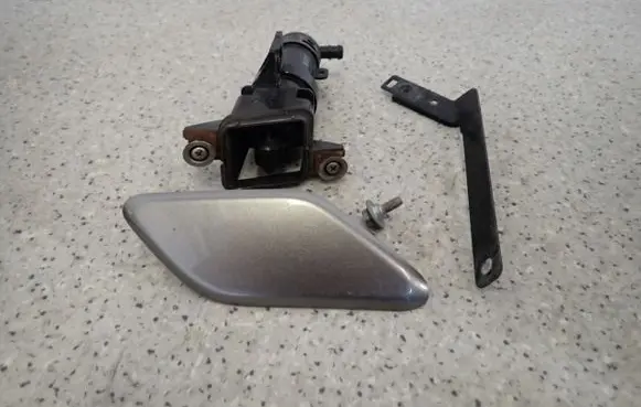 Honda FR-V Headlight washer spray nozzle 