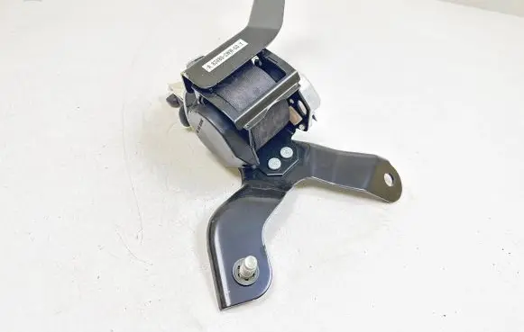 Middle seatbelt (rear)