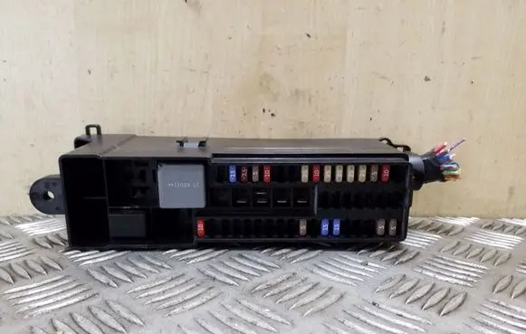 Ford Focus Fuse module AV6T14K131AB