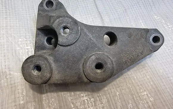 Opel Astra H Engine mounting bracket 90575142