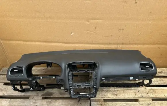Volkswagen Golf VI Dashboard 5K1857181B 5K0880204A 5K1857181