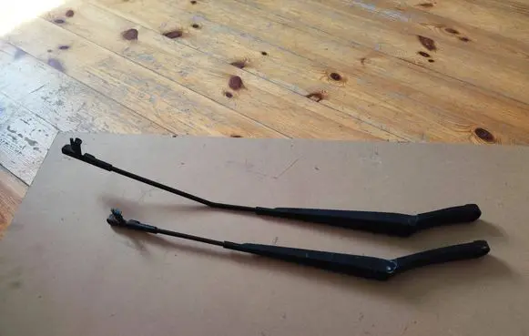 Volkswagen Golf V Front wiper blade arm 1K1955410 1K1955409