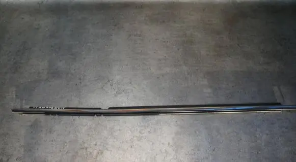 Toyota Avensis T270 Front door glass trim molding 