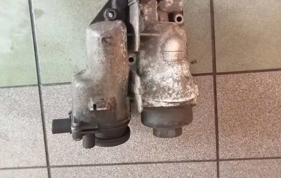 Volvo S80 Oil filter mounting bracket 08642839