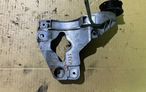 Jeep Grand Cherokee A/C compressor mount bracket VMMT03