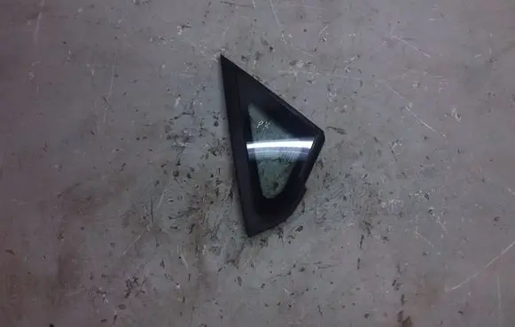 KIA Carens II Front door vent window glass four-door 43R000083