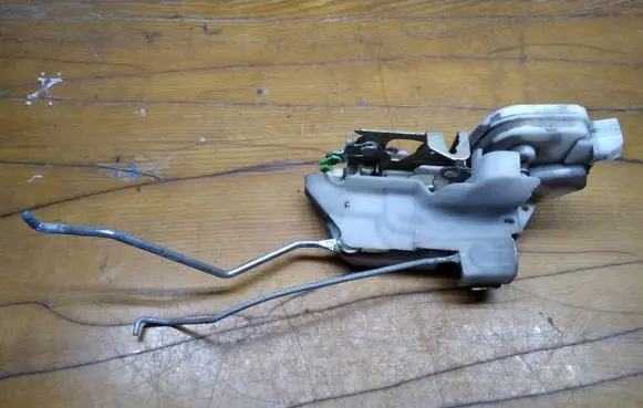 Mitsubishi Space Wagon Front door lock