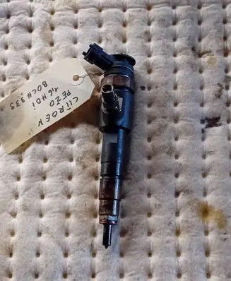 Peugeot 208 Fuel injector 0445110339