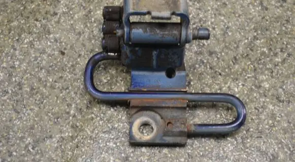 Volkswagen PASSAT B5 Front door lower hinge 4B0831412B