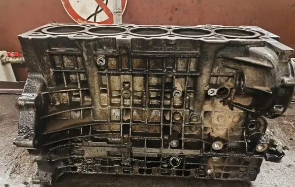 Volvo V70 Engine block D5244T