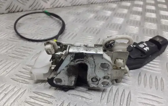 Peugeot 107 Front door lock