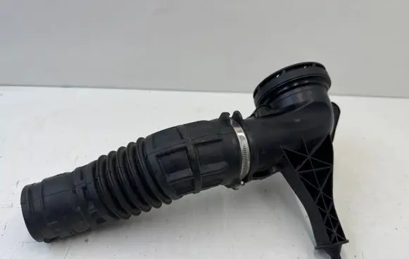 Maserati Levante Turbo air intake inlet pipe/hose 670105376 670105375