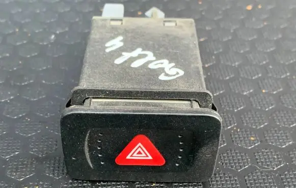 Volkswagen Golf IV Hazard light switch 1J0953235J