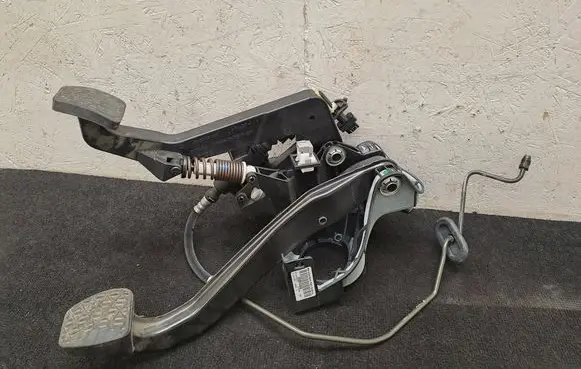 Mercedes-Benz C W204 Pedal assembly A2042909301 A2042900012 204291020