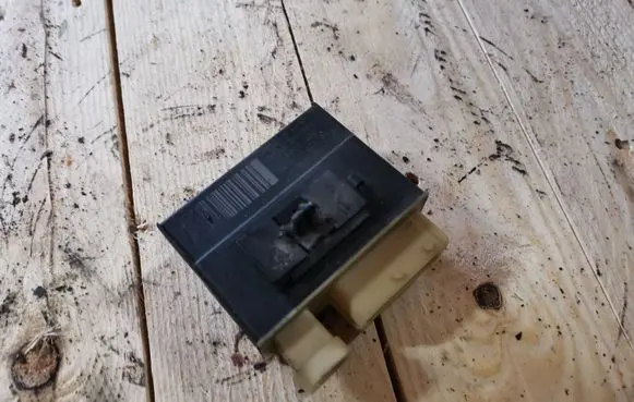 Citroen C5 Glow plug pre-heat relay 9652021180