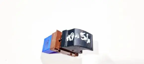 Volkswagen Golf V Fuel tank opening switch 