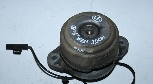 Engine mount vacuum valve