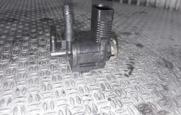 Volkswagen Touran I Vacuum valve 1J0906283C