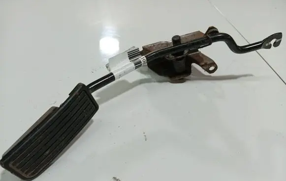Accelerator throttle pedal