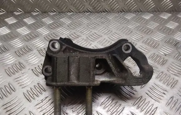 Engine mounting bracket