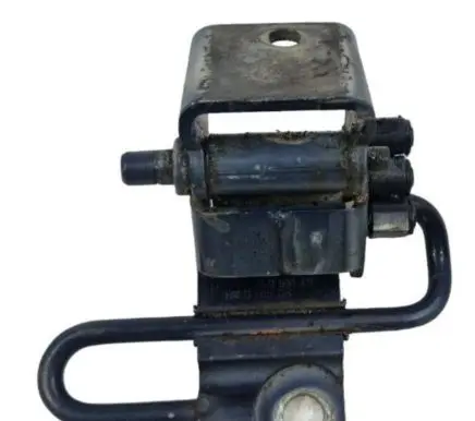 Volkswagen Touareg I Front door lower hinge 7L0831411 7L0831411a