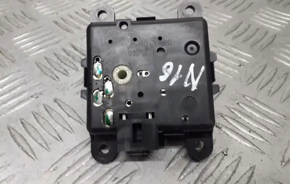 Nissan Almera N16 Central body control module 3G24030820