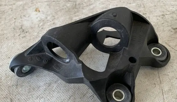 Volkswagen PASSAT B8 Gear shift cable bracket 3Q0711789