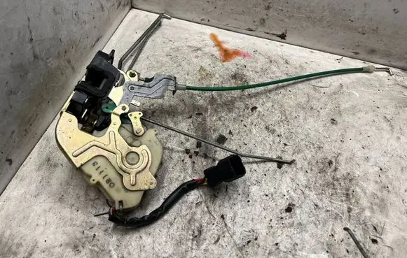 KIA Sorento Front door lock 021113
