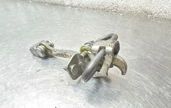 Opel Astra H Rear door check strap stopper 09229751