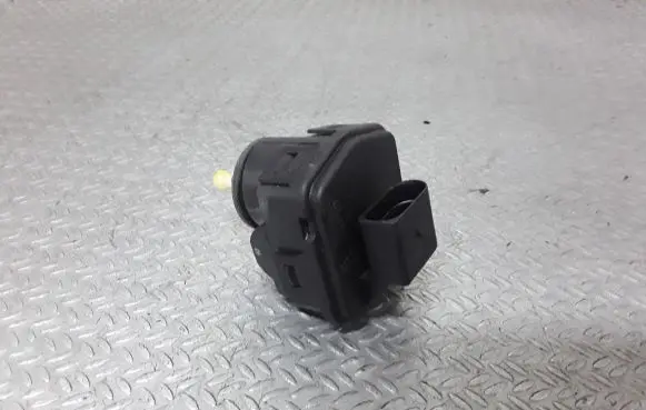 Headlight level adjustment motor